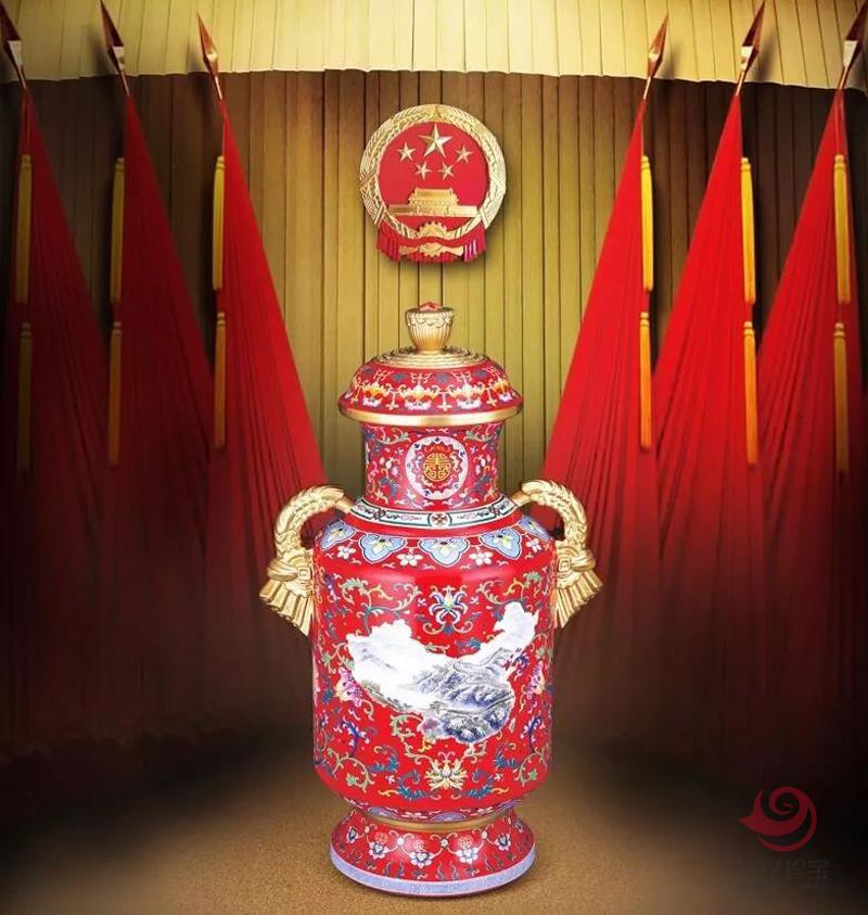 《人民万岁·人民尊》瓷瓶  周令钊艺术指导、阳士奇大师制作
